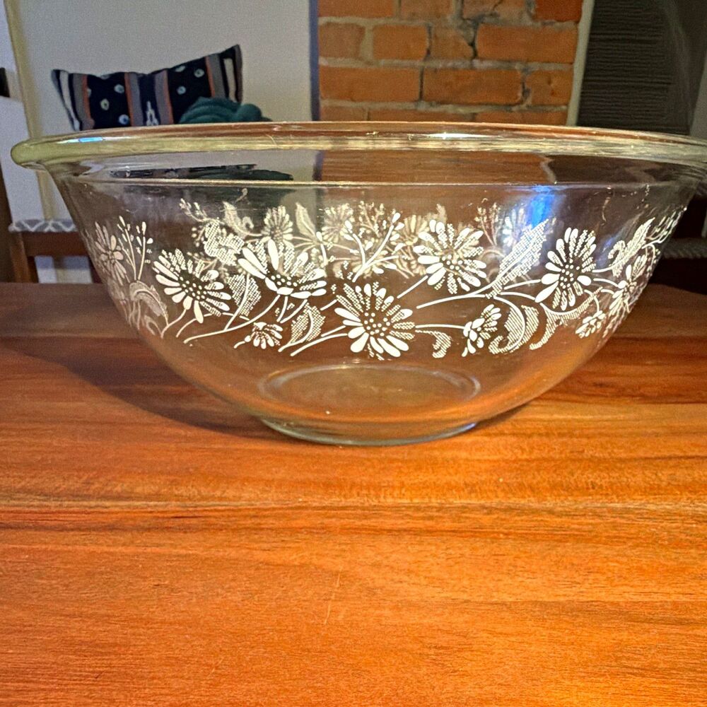 1980s Pyrex Colonial Mist Clear w/White Daisy Flowers 2.5L #325 Mixing Bowl 10”